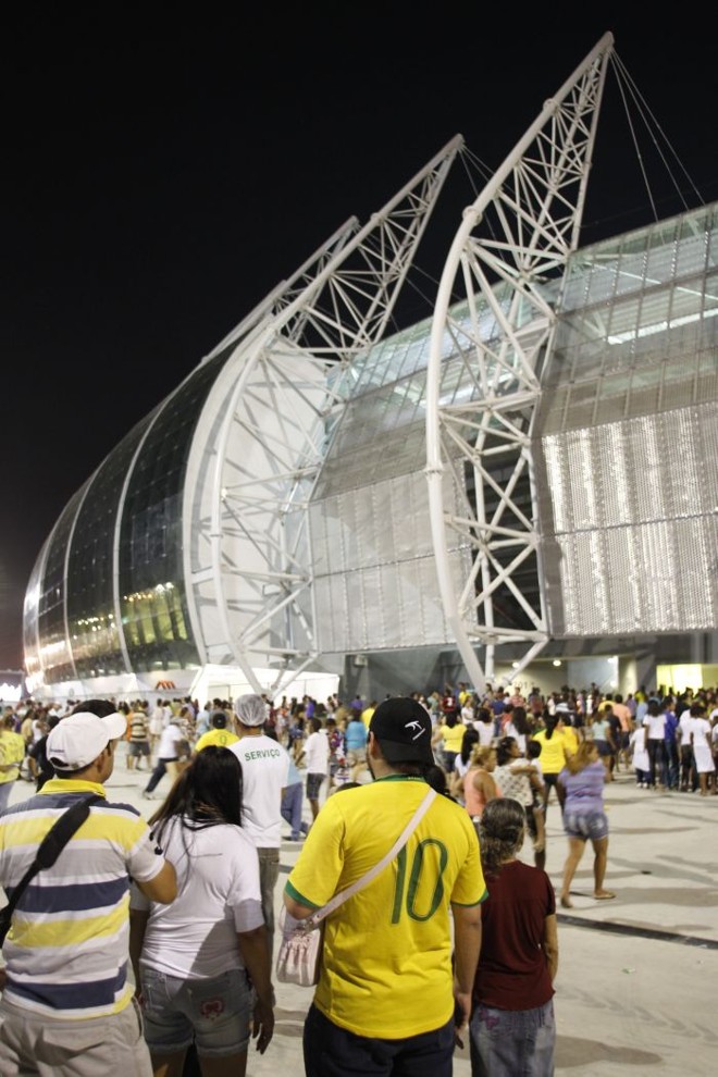 População se aglomera na áera externa para a inauguração do Castelão | 