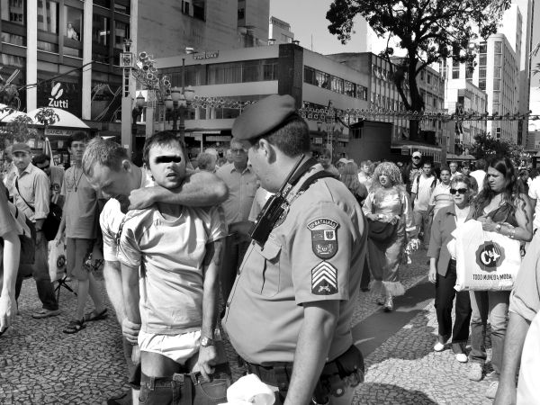 Avenida Luiz Xavier, jovem sofre truculência em plena via pública por não ter pagado a despesa feita num dos quiosques de bar, na Rua XV. Foto de dezembro de 2007 | Arquivo Cid Destefani