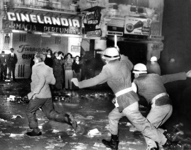 Em 1960, flagrante tomado na Avenida João Pessoa (Luiz Xavier) quando a polícia desmanchava uma manifestação a cacetadas |