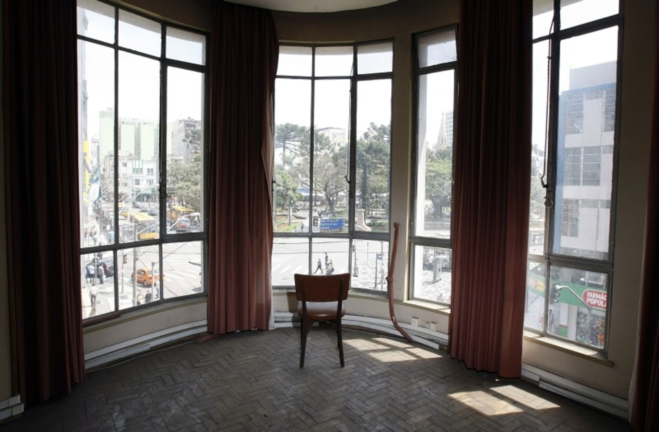 A Praça Tiradentes vista de um dos salões do Eduardo VII: por três décadas, o local abrigou bailes da alta sociedade paranaense | Henry Milleo/ Gazeta do Povo