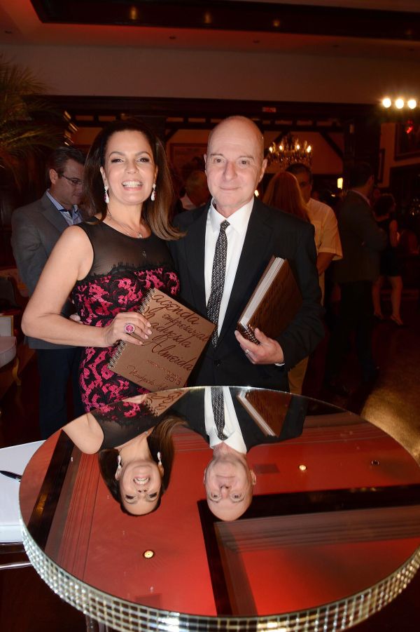 Espelho da sociedade -Nadyesda Almeida recebeu centenas de convidados na noite de segunda-feira para o coquetel de lançamento da edição 2013 da sua Agenda Empresarial. A nova edição é toda ilustrada com obras do artista plástico Carlos Eduardo Zimmermann (com ela na foto) | Kraw Penas