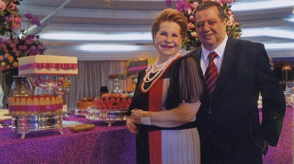 Os anfitriões Flor, em longo de Roberto Cavalli, e Nadin Andraus | Joselde Gobbo Tuma