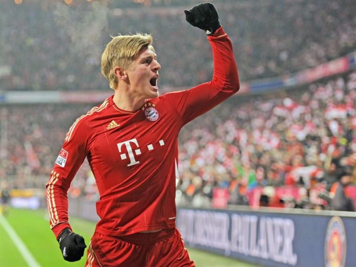 O jogador do Bayern Toni Kroos comemora depois de marcar contra o Borussia Dortmund | EFE/EPA/Marc Mueller