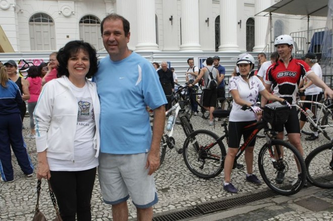 Lenira e Luiz Carlos Senesi estavam entre os ex-alunos que prestigiaram o evento |