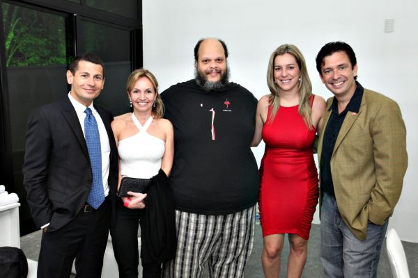 O cantor Ed Motta com os casais Rogéria e Marlus Doria (à esq.) e Miriele e Ricardo Batista, da Cyrela Paraná, no camarim antes do show que fez na festa de entrega do edifício Infinity Prime Offices na quinta-feira. O empreendimento, o primeiro comercial da incorporadora em Curitiba, fica na Avenida Anita Garibaldi, ao lado da Justiça Federal | Marcio Queiroz