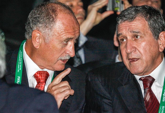 Luiz Felipe Scolari conversa com o coordenador da seleção, Carlos Alberto Parreira, durante o sorteio dos grupos da Copa das Confederações | William Volcov / Folhapress