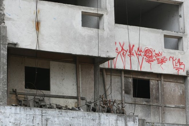 Detalhe do Centro Empresarial Roberto Schiebler, no centro de Curitiba. Se não há uma destinação final, imóveis sempre são invadidos e viram mocós |