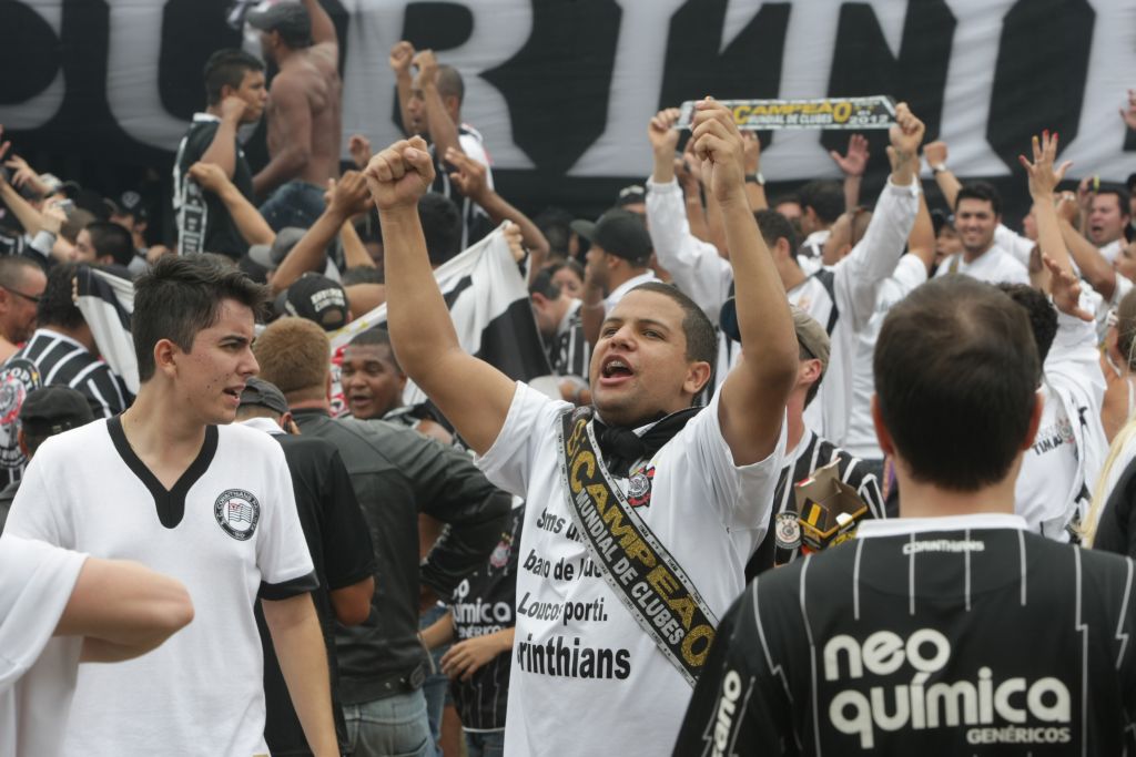 Corintianos de Curitiba celebram o mundial do Timão | Aniele Nascimento/Gazeta do Povo