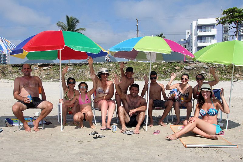 Depois das comemorações, muitos aproveitaram a manhã desta terça na praia | Walter Alves / Gazeta do Povo