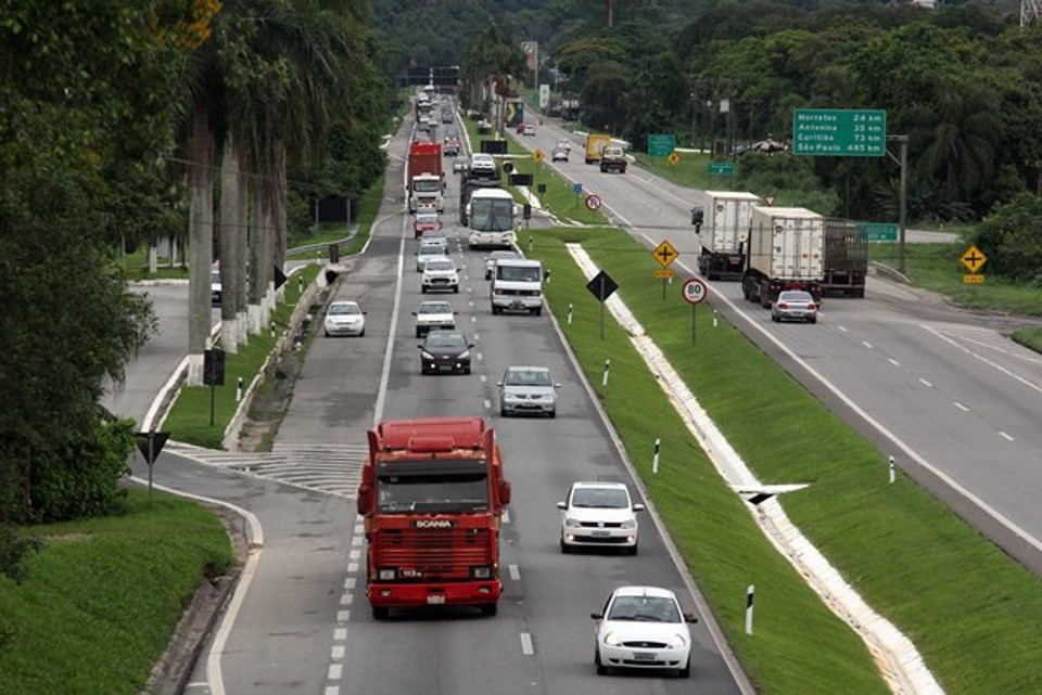 Natal movimenta estradas que cortam o Paraná Trânsito intenso na BR-277 neste sábado (22) | Walter Alves/Gazeta do Povo