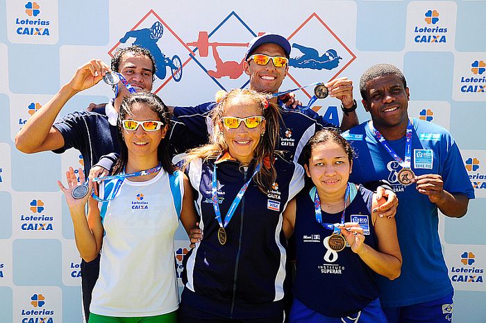 Jeruza Geber, Terezinha Guilhermina e Jhulia Karol comemoram o ouro no circuito paralímpico | Marcelo Brandt/CPB