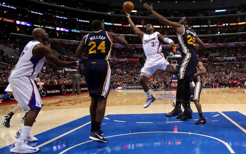 Chris Paul busca a cesta durante o duelo do Clippers com o Utah Jazz | AFP