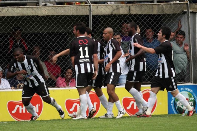 Equipe de Santa Felicidade comemora gol de Laércio, aos 32 da primeira etapa | 