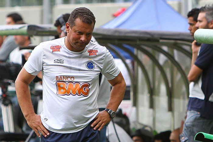 Celso Roth comandou neste domingo, no clássico contra o Galo, sua última partida pelo Cruzeiro | Denilton Dias / VIPCOMM