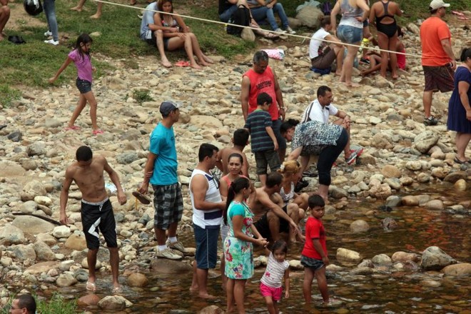Movimento às margens do rio Nhundiaquara |