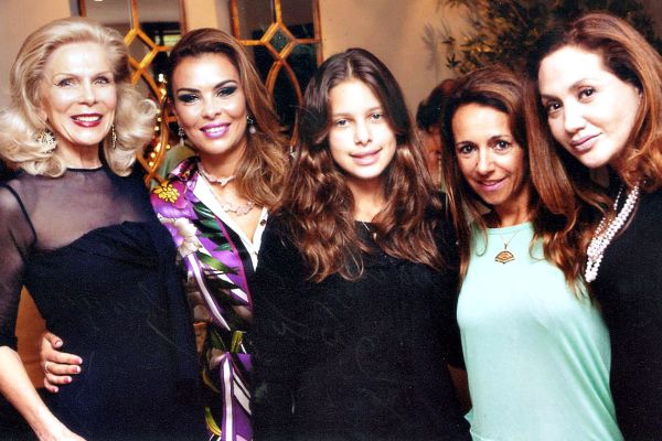 No happy hour de Mônica Gulin, de partida para Miami, o charmoso leque social: Ediluz Vieira de Godoy, a anfitriã, Geórgia, sua filha, Simone Hilane e a doutora Denise Bárbara | Divulgação