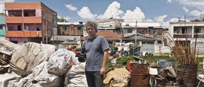 O cineasta Luciano Coelho na Vila das Torres: comunidade lhe serviu de passaporte para a Curitiba das margens dos rios e das linhas de trem |
