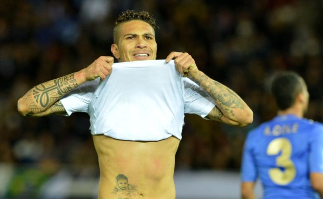 Guerrero exibe suas tatuagens durante o jogo |