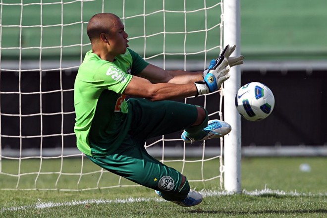 Goleiro do Coxa até defendeu uma cobrança, mas seu time não comemorou o título | 