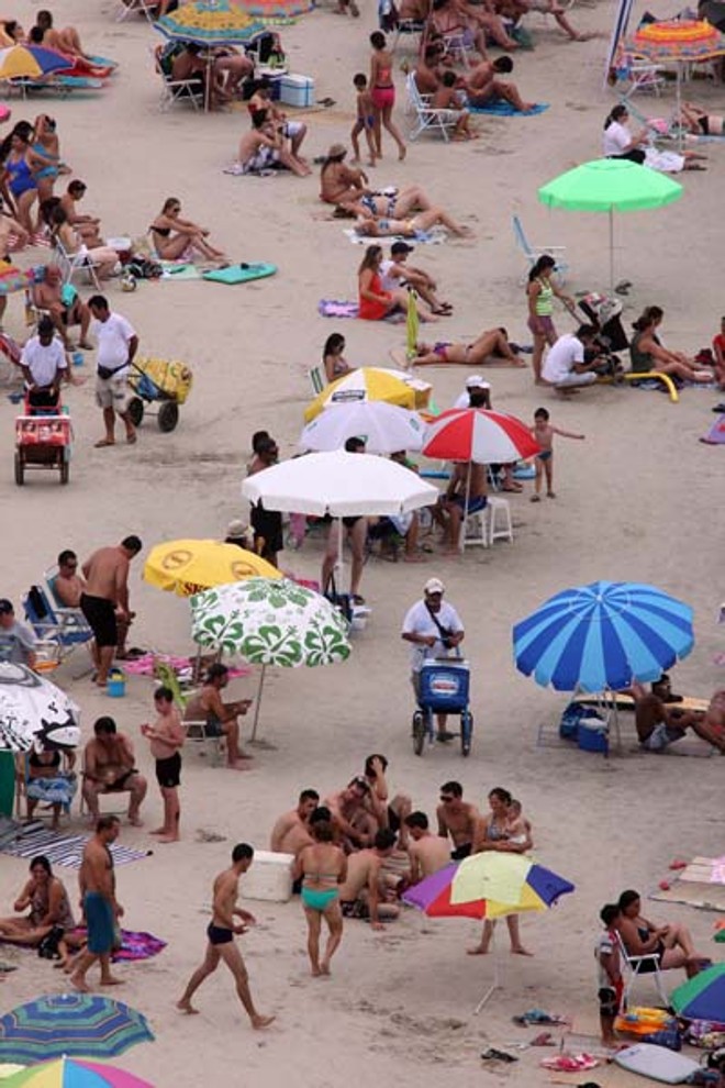 Os turistas se animaram e tomaram as areias de Guaratuba | 