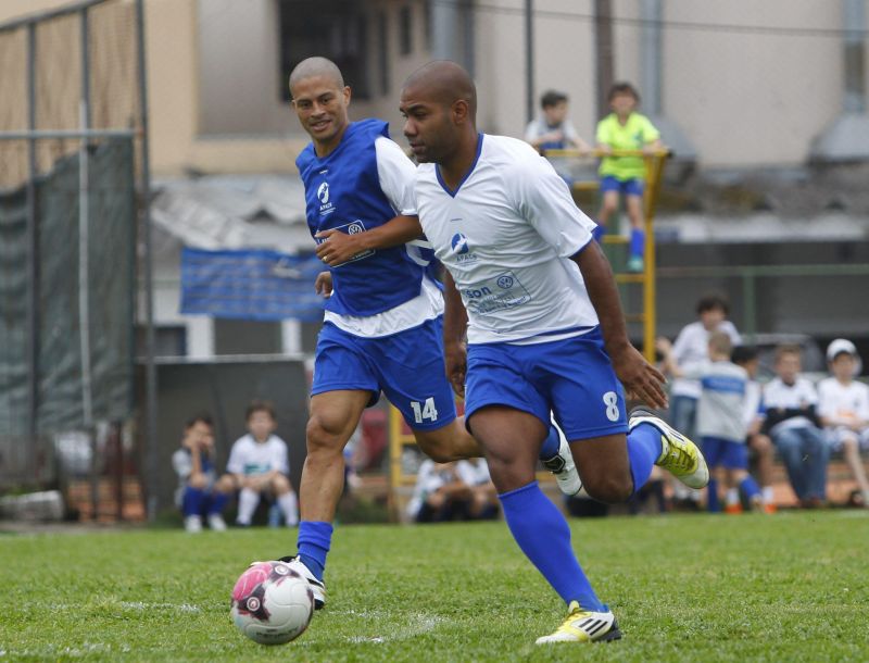 O meia do Coritiba, Alex, na marcação, foi um dos destaques da partida na AABB | Daniel Castellano/ Gazeta do Povo