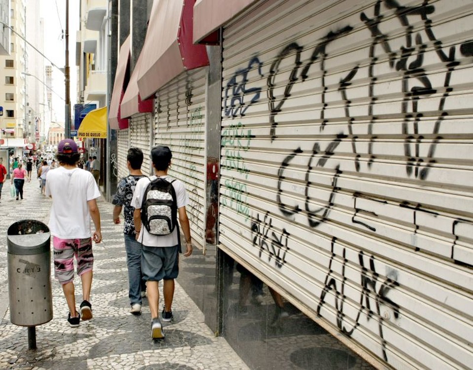 PM reforça o combate à pichação Bairro São Francisco é alvo constante de pichações | Ivonaldo Alexandre/ Gazeta do Povo