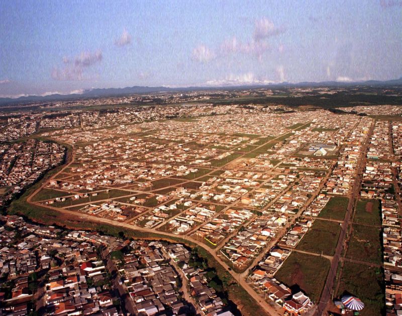 Criado em 1991, o Bairro Novo ocupou uma área de 4 milhões de metros quadrados de grameiras e pastos do Sítio Cercado: loteamento 15 vezes maior do que o da Vila Nossa Senhora da Luz | Acervo Ippuc