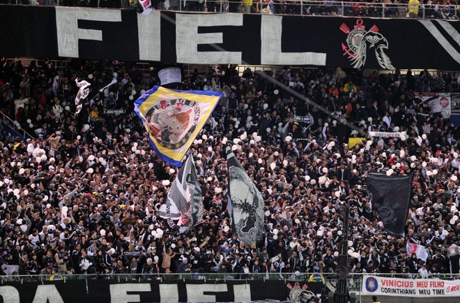A Fiel enfeitou o estádio de Yokohama com várias faixas |