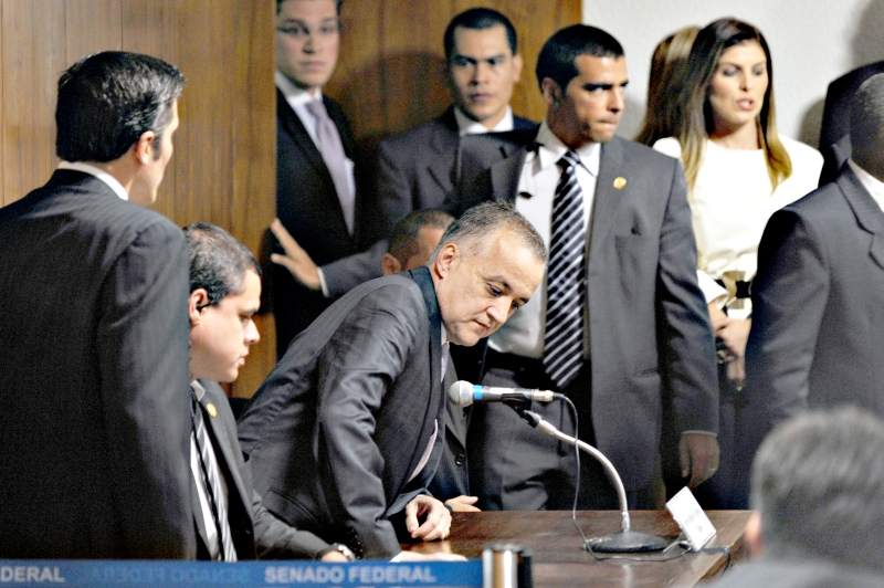 Cachoeira ajeita-se na cadeira para depor na CPI: relatório final poupa governistas e pede indiciamento de oposicionistas | Evaristo Sá/AFP