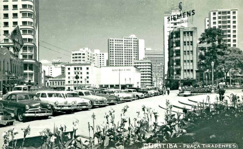 Praça Tiradentes, em Curitiba, na década de 50: os prédios mudavam a cara da cidade | Armin Henkel/ Arquivo casa da memória