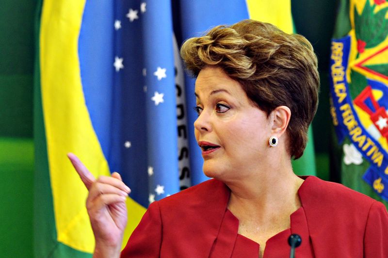 Na sátira do Financial Times, Peña Nieto é o substituto de Dilma entre as renas de Papai Noel. Ela recebe auxílio de Mantega, retratado como um elfo palpiteiro | Evaristo Sá/ AFP