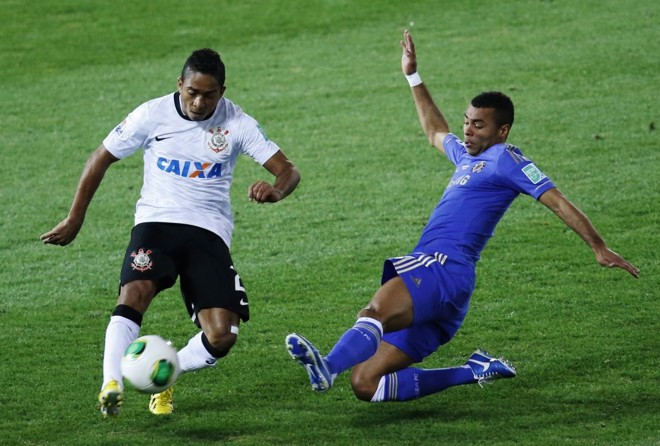 Ashley Cole tenta o desarme em Jorge Henrique |