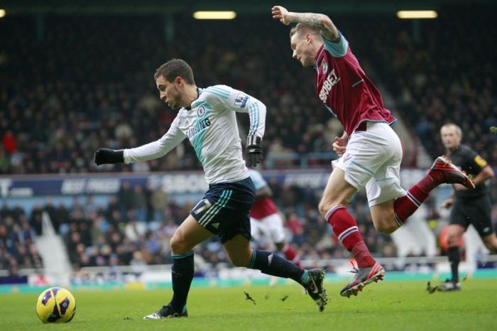 Eden Hazard do Chelsea (à esquerda) divide a jogada com Kevin Nolan, do West Ham United, que venceu o jogo. | EFE/EPA/TAL COHEN