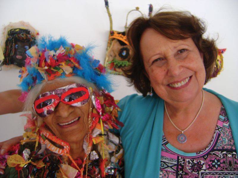 A jornalista Dinah Pinheiro Ribas e sua personagem, a artista Efigênia Rolim | Michelle Czaikoski / Divulgação