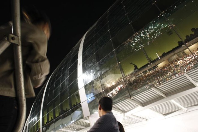 Parte externa espelhada do estádio | 
