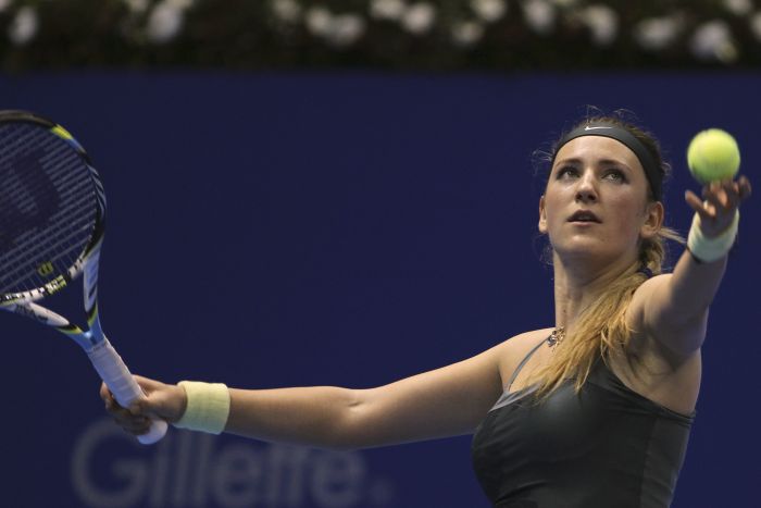 Victoria Azarenka saca durante partida de exibição contra Serena Williams em São Paulo | Reuters