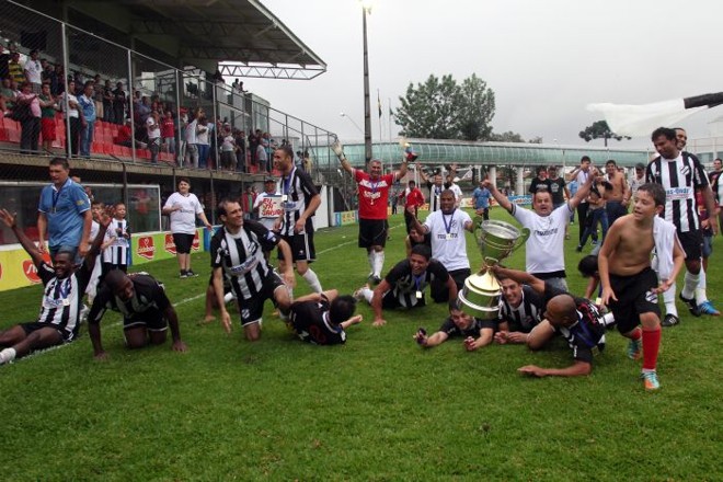 Jogadores comemoram com a taça mais desejada do futebol amador paranaense | 