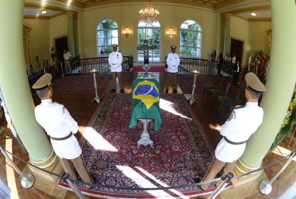 Guarda do caixão com o corpo do arquiteto teve honras militares | AFP Photo/Divulgação/J. P. Engelbrecht