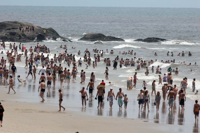 A praia de Caiobá ficou lotada nesta segunda-feira (31) |