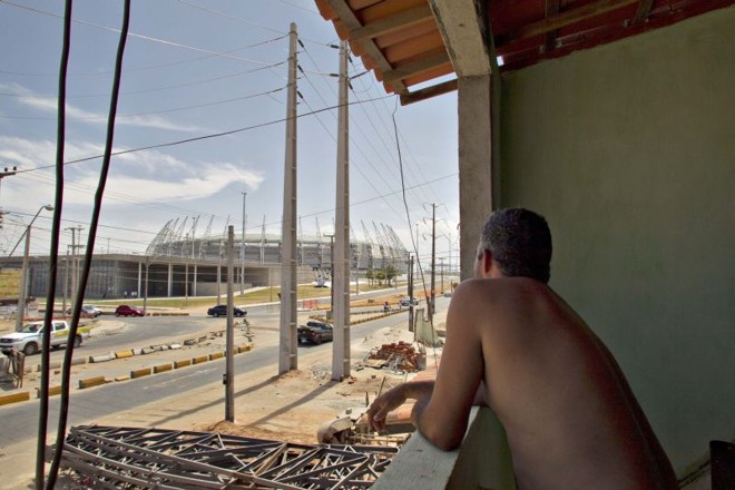 O irmão de Maria Solange de Araújo, Marcos, na residência/bar com vista para o estádio | 
