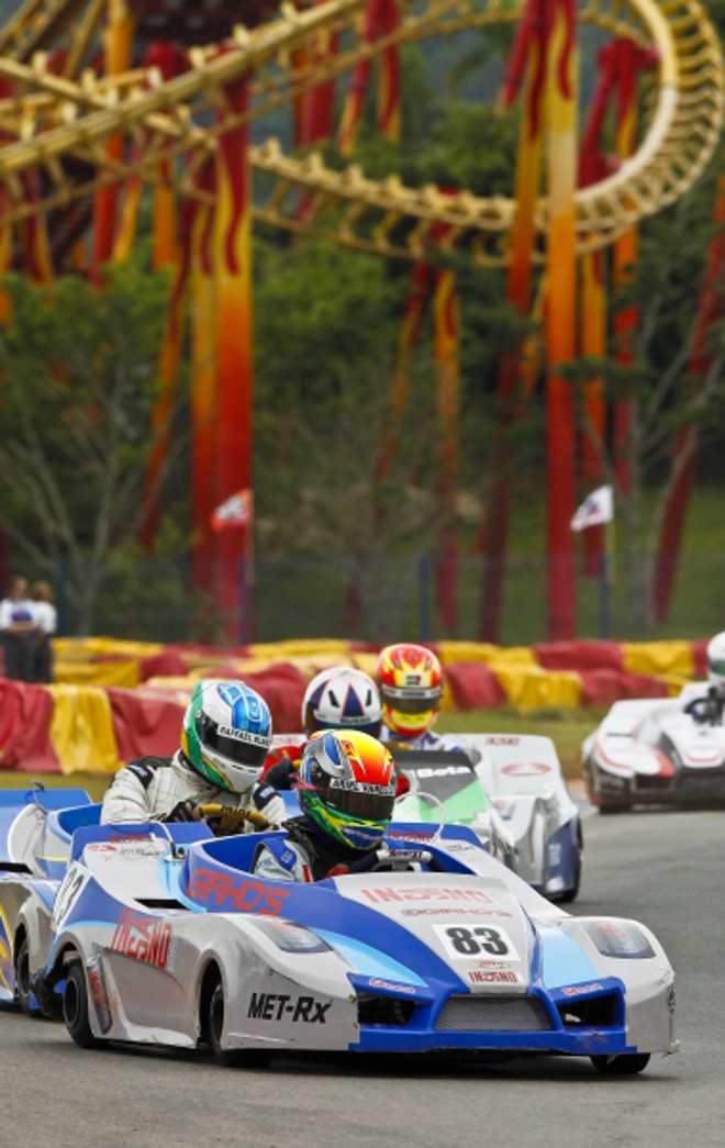 Montanha Russa do Beto Carrero é plano de fundo da pista | 