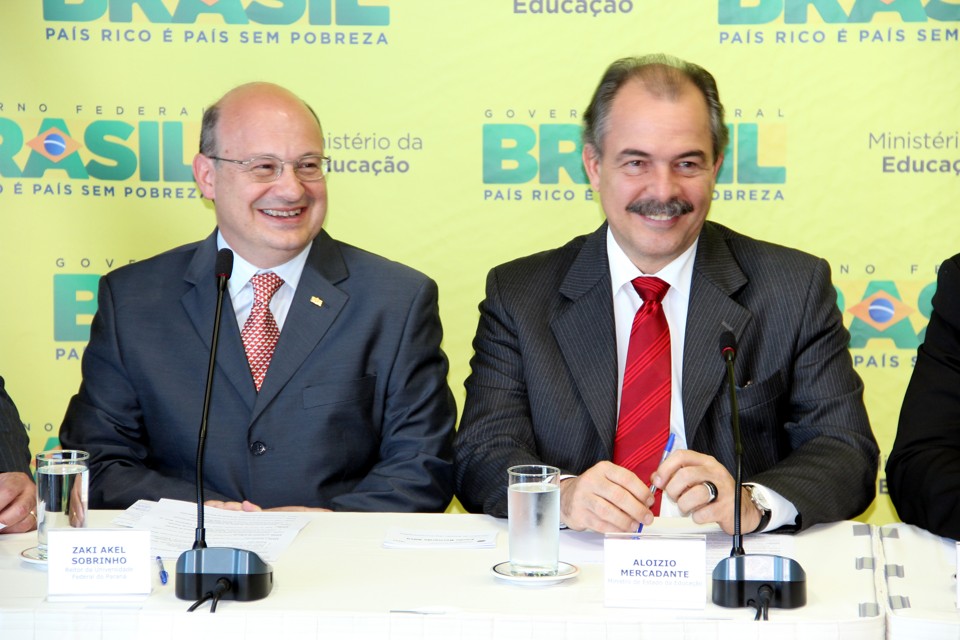 O reitor Zaki Akel Sobrinho e o ministro Aloizio Mercadante durante a posse de Zaki em Brasília | Felix Calderaro