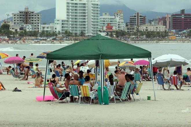 Mesmo com o tempo nublado, os veranistas aproveitaram a praia | 