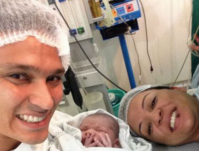Emerson com a esposa Renata logo após o nascimento de Tiago: contusão no meio do ano permitiu que o zagueiro acompanhasse de perto a gestação de risco da esposa | Reprodução Instagram