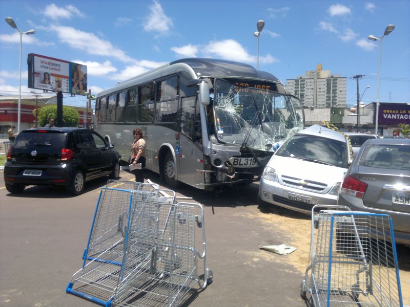 Dezenove pessoas ficaram feridas depois do Ligeirinho da linha Barreirinha-São José dos Pinhais colidir contra uma caminhonete Land Rover e invadir o estacionamento de uma loja de materiais de construção | Felippe Aníbal / Agência de Notícias Gazeta do Povo