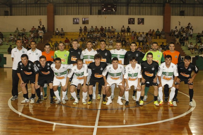 Jogadores posam para a tradicional foto |
