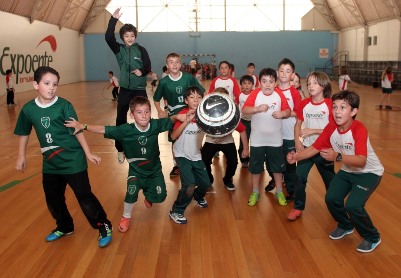 Futebol será ponto de partida para discutir outros assuntos em sala de aula | Walter Alves/Gazeta do Povo