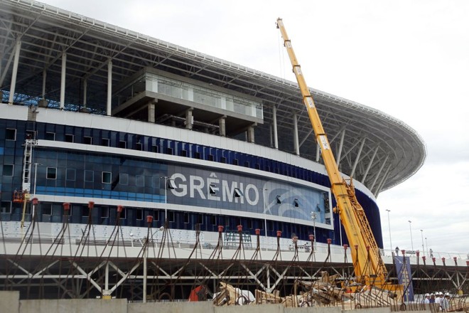 Ainda há homens trabalhando do lado de fora do estádio | 