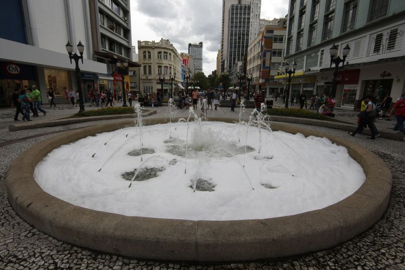 A alteração no visual do chafariz chamou a atenção dos transeuntes, que logo pararam para contemplar a novidade | Ivonaldo Alexandre / Agência de Notícias Gazeta do Povo