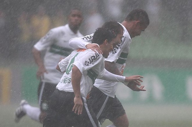 Jogadores do Coritiba comemoram o primeiro gol contra o Figueirense, marcado por Everton Ribeiro | 